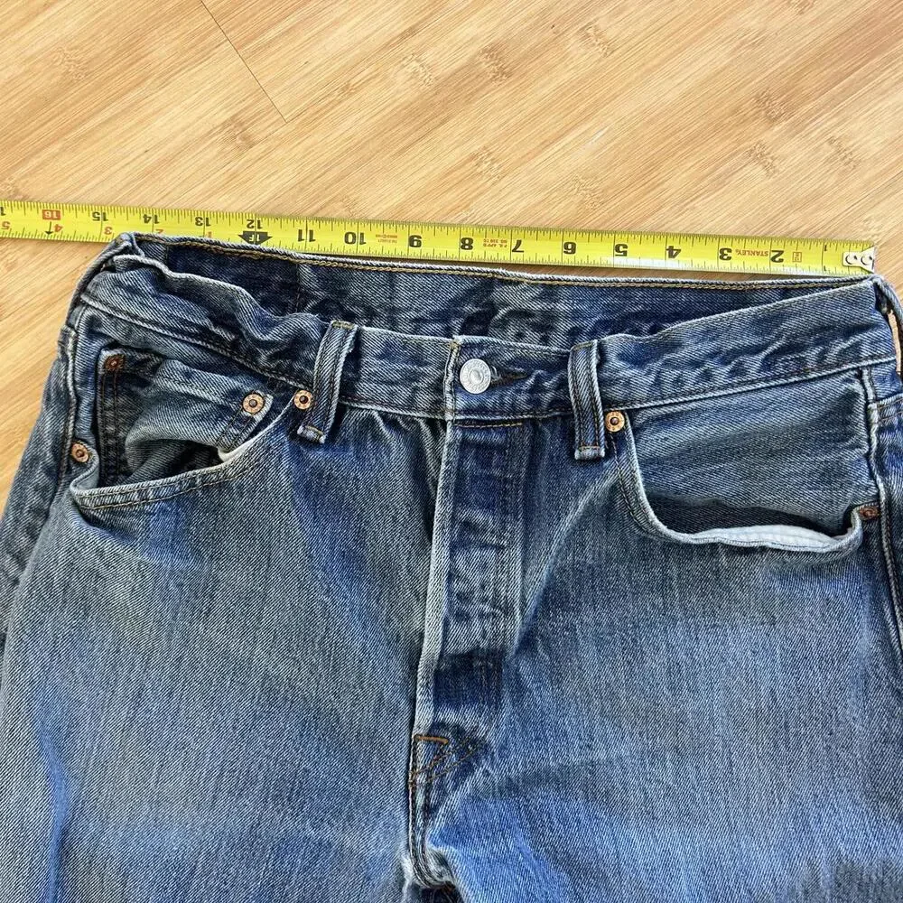 Levi’s 501 Jeans Men’s 32x32 Straight Leg Blue Denim Small Stain Tiny Hole